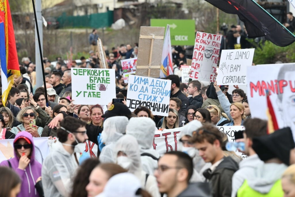 Prosvjed studenata ispred Informera: Ne damo kolege medijskim lešinarima